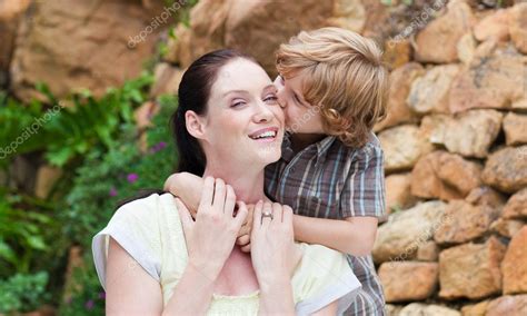 il baise sa mere|Maman baise son fils bien.